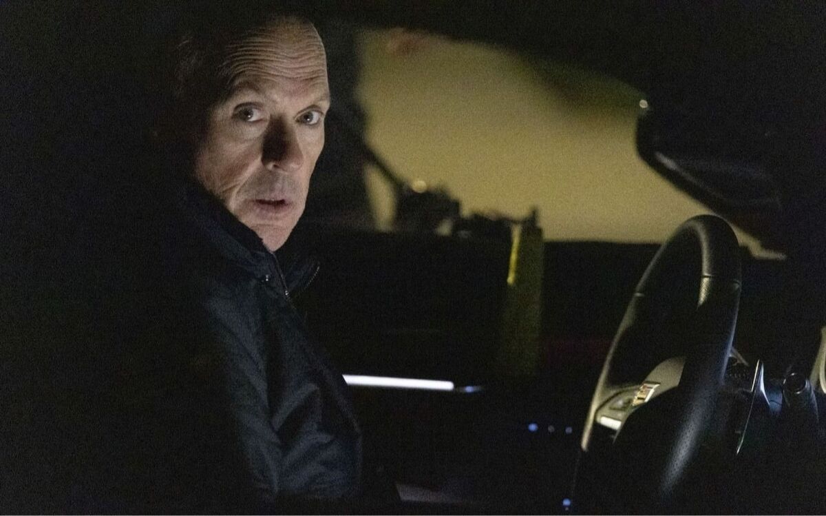 「あと数週間ですべての記憶が消える」老ヒットマンのもとにほぼ絶縁状態の息子が現れ…マイケル・キートン演じる“属性盛りすぎ”な役柄がそれでも涙を誘うワケ | 文春オンライン