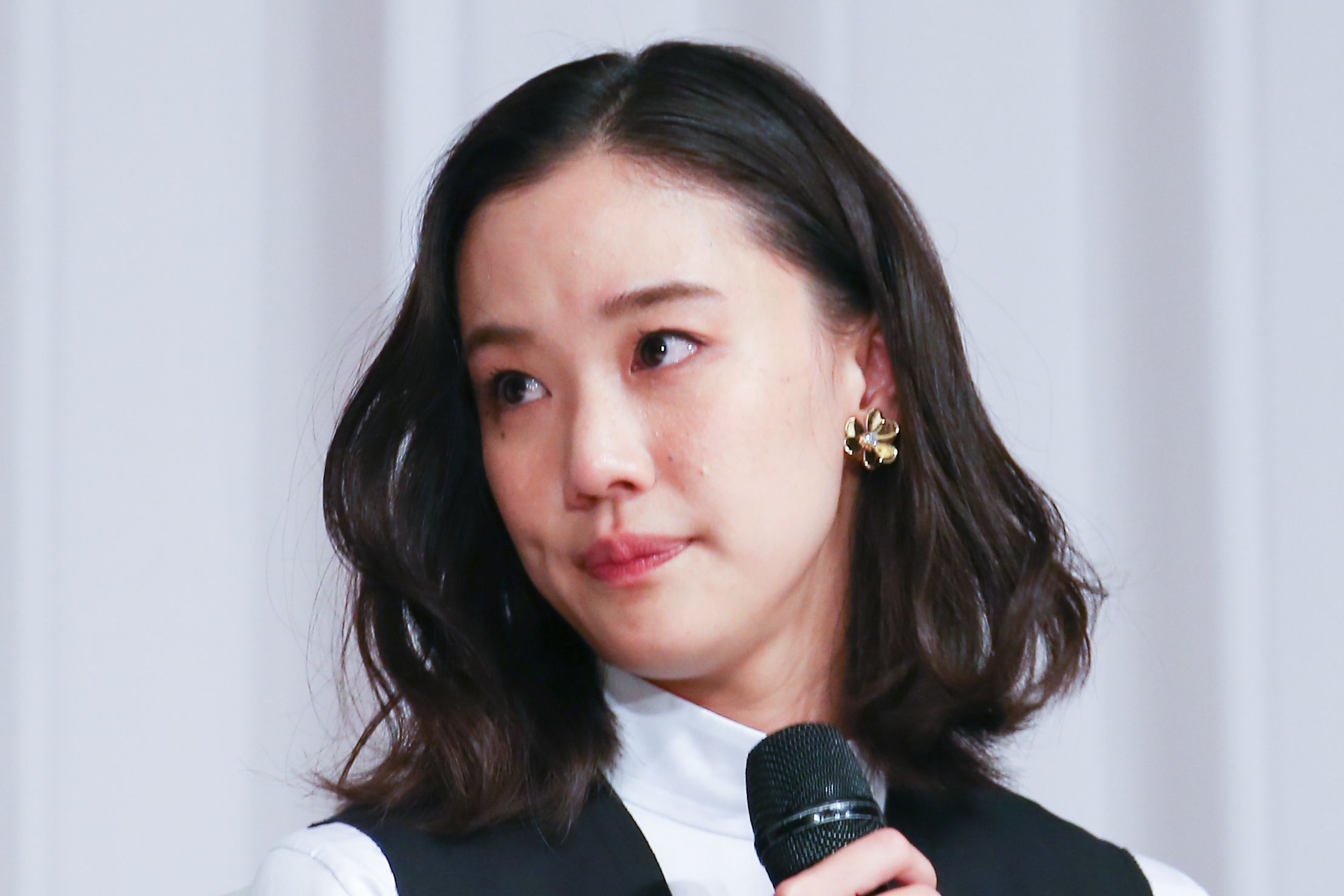 写真 6ページ目 佳子さまファッションに変化 大胆タンクトップから 透け感 を楽しむ 赤文字系フェミニン へ ヴァンクリ風イヤリング レーススカート Best5 文春オンライン