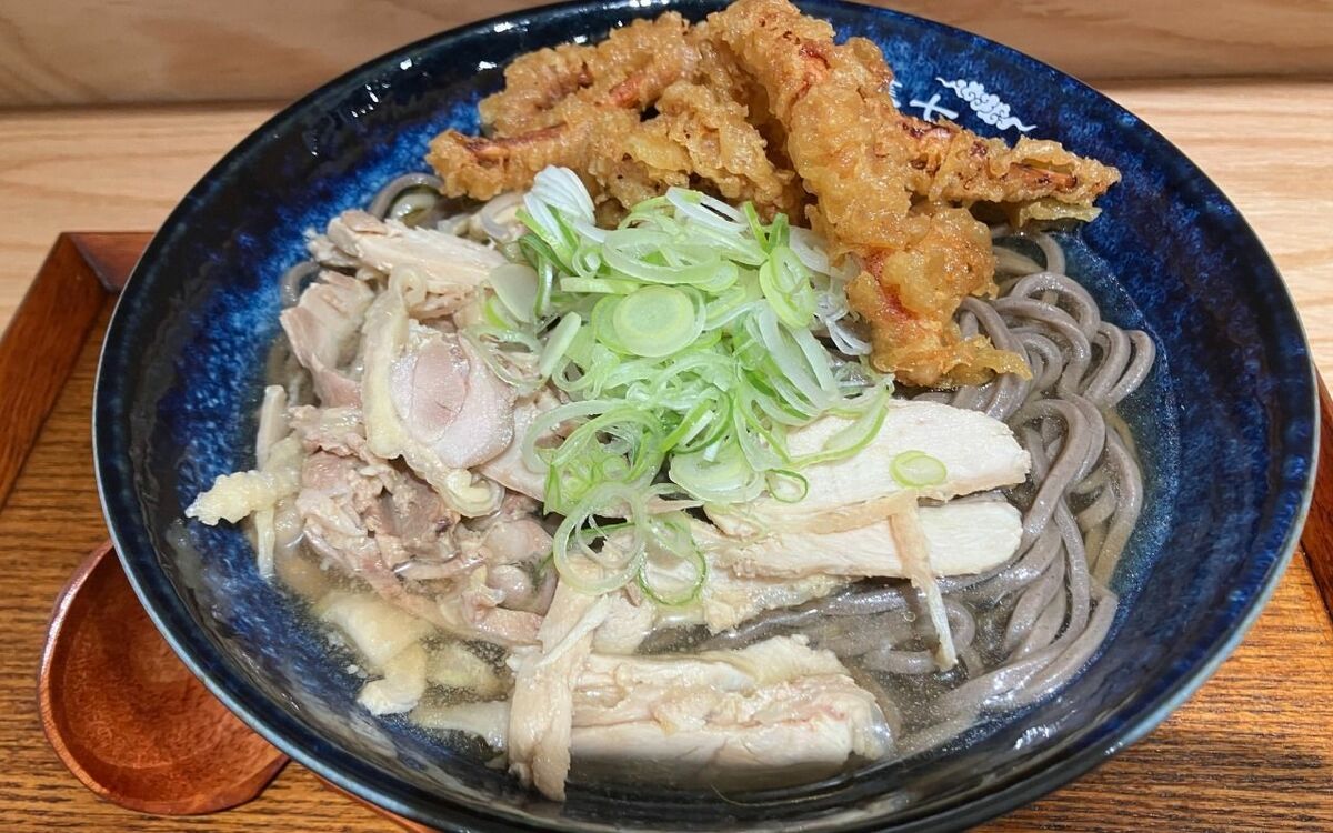 《開店3ヵ月で来店者1万人突破》「本家の味を完全再現しろ」大人気そば店オーナーから伝えられた厳しい条件…61歳店長が1年の住み込み修業を経て提供する“つめたい肉そば”の正体に迫る | 文春オンライン