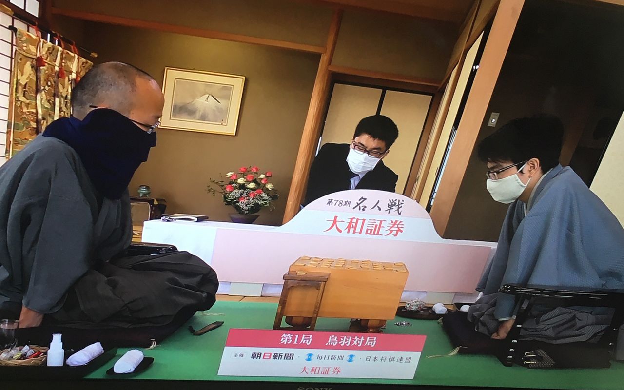 3ページ目 時代劇の鞍馬天狗みたい 渡辺明三冠の顔面を覆う 黒い布 に控室は騒然となった 観る将棋 読む将棋 文春オンライン