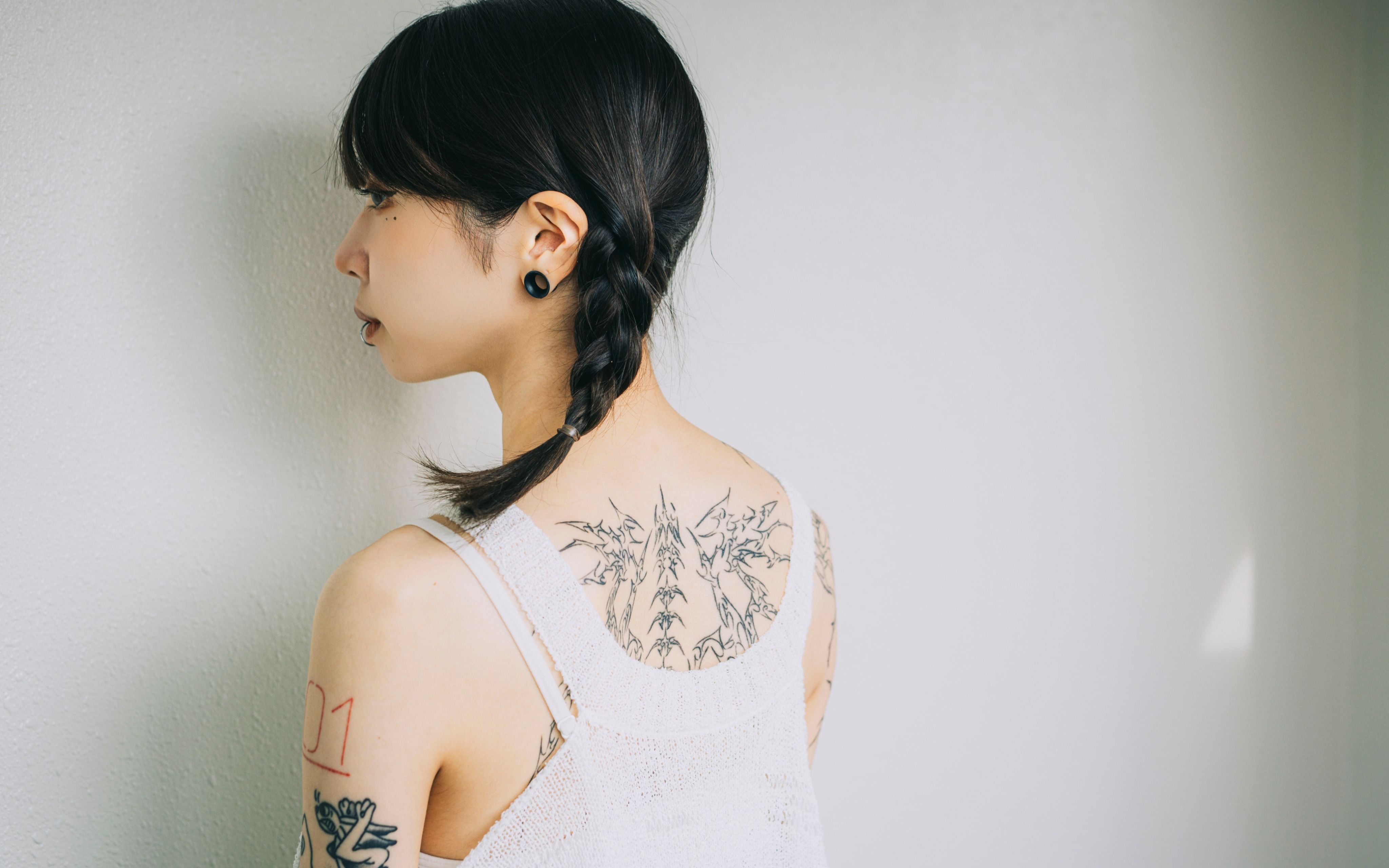 美人なのにそんなことしてもったいない」と…全身にタトゥーを入れた 