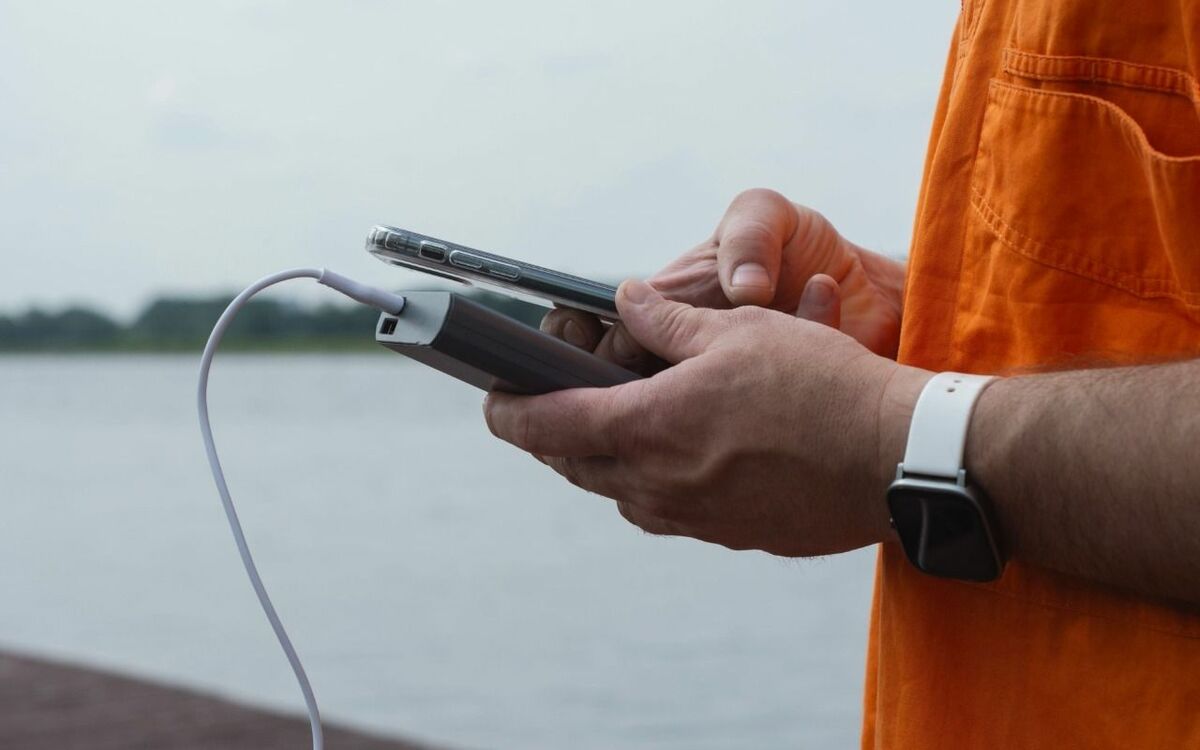 “発火事故”相次ぐモバイルバッテリー…使用中に決して“見落としてはいけない”4つのこと | 文春オンライン