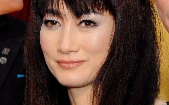 全裸で舞台、楽屋では驚きの姿で…「精神的にアナーキーでいることが必要」余貴美子70歳の“女優魂” | 文春オンライン