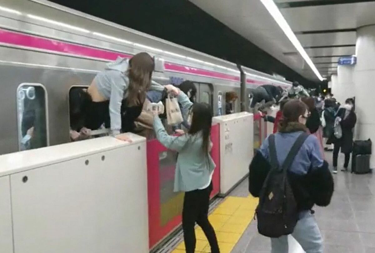 京王線刺傷事件 パニック状態で響く悲鳴 電車の窓から脱出も 文春オンライン