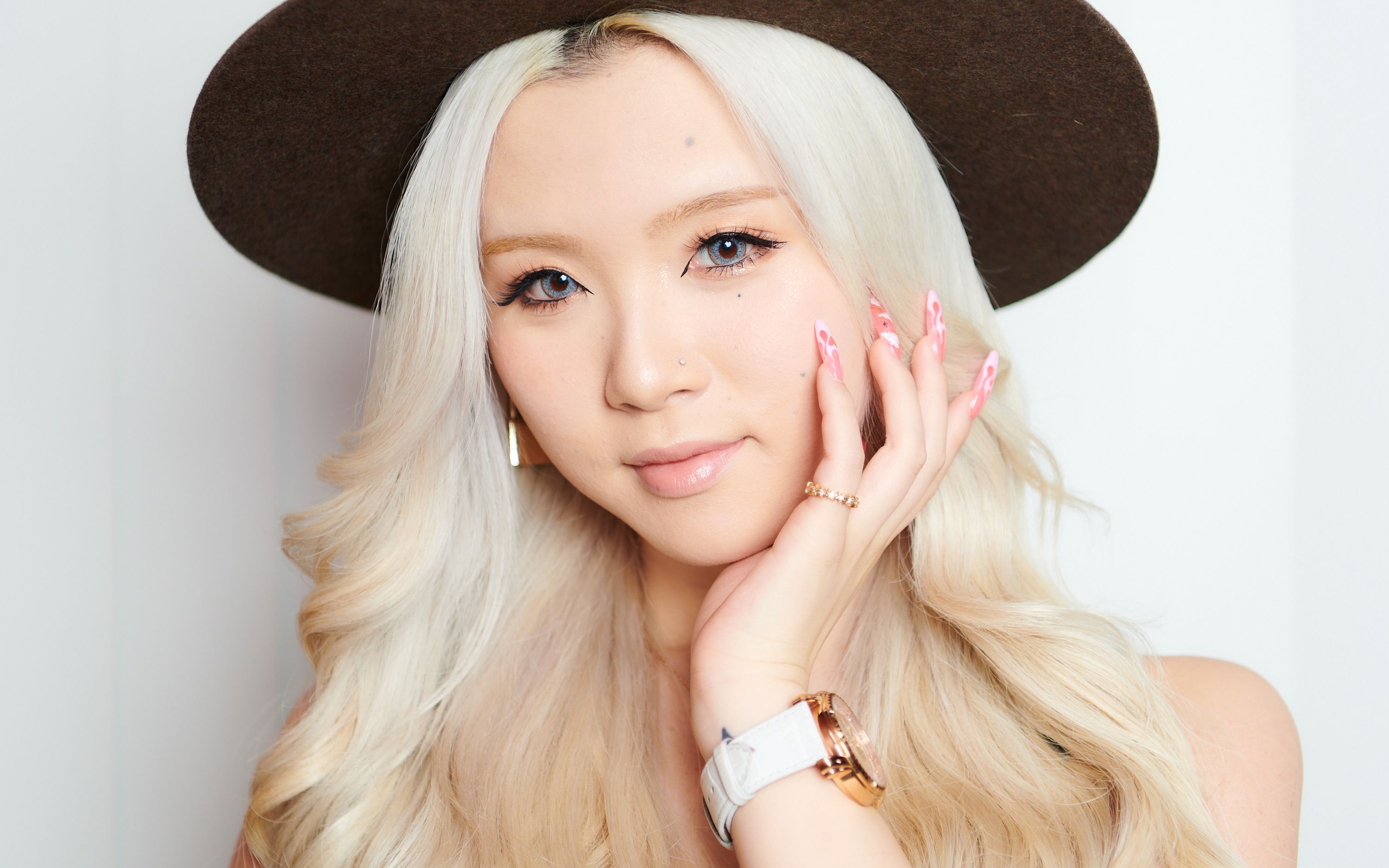 それくせーから捨てろ 床に座れ 年上ギャルからのイジメ 知らない父親との同居 令和最強ギャルが語る壮絶な5年間 文春オンライン