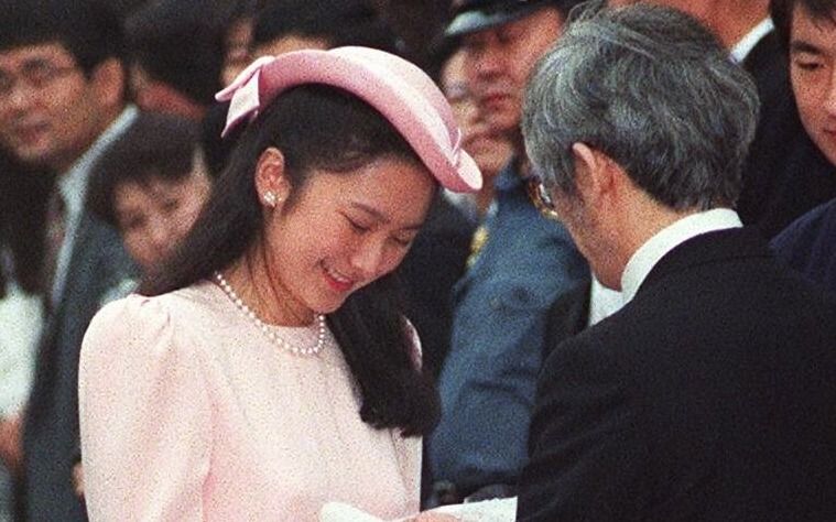 〈紀子さまはピンクのワンピースで…〉「ずっと離しませんでした」秋篠宮さまとの結婚の日、紀子さまが皇室へ持参された“意外な愛用品” | 文春オンライン