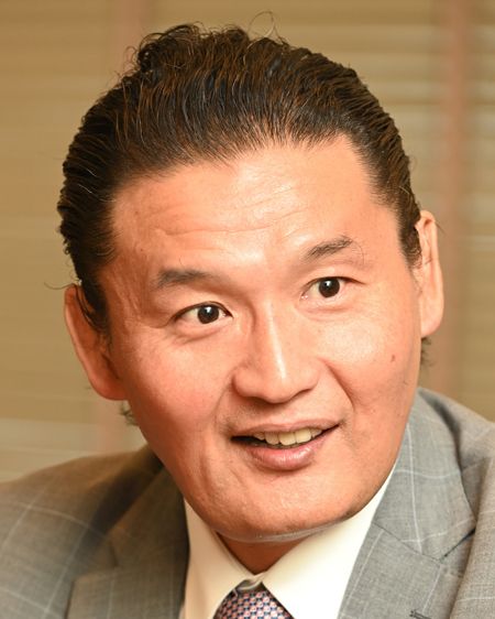 元横綱若乃花、貴乃花、曙のグラスです。 置物（sunflashmedia.com）