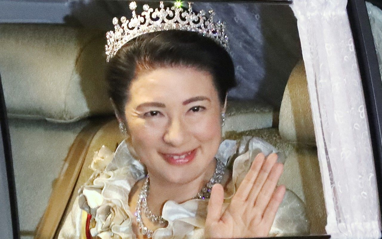 3ページ目 雅子さま お好みのデザインは 胸元にバラが咲いたような フリル夜会ドレス や チャイナボタン 文春オンライン