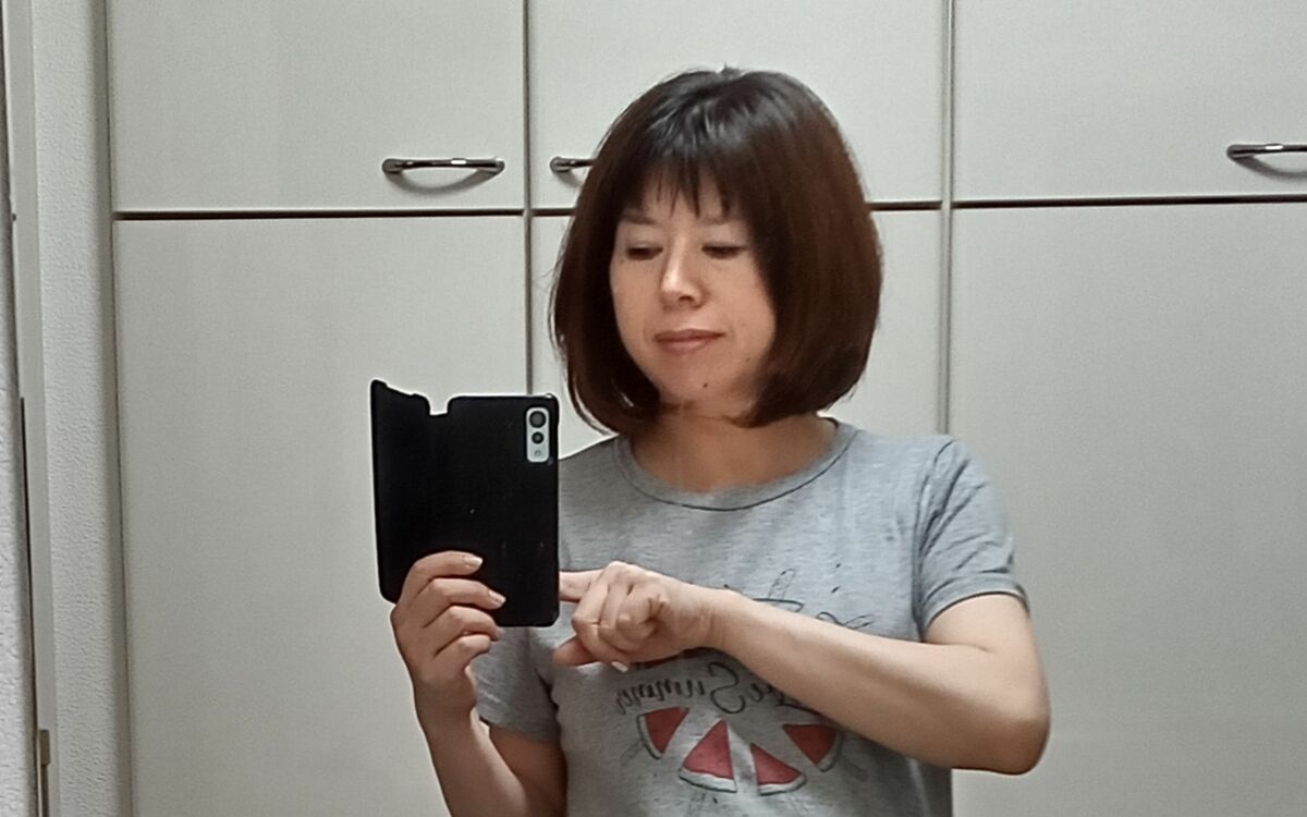 夫に「なんと、妊娠した」とLINEし…20年ぶりの妊娠検査薬で陽性反応、47歳で自然妊娠した3児の母が最終的にたどり着いた決意 | 文春オンライン