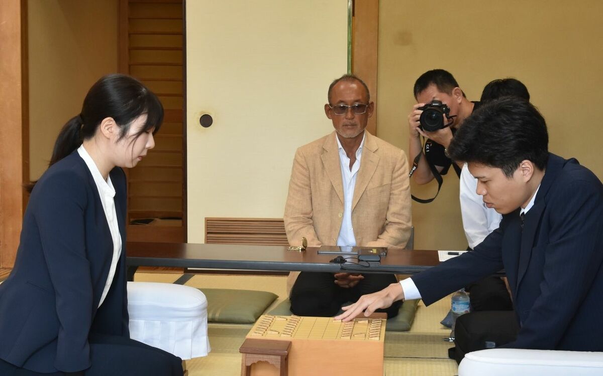 西山朋佳女流三冠はプロ編入試験第1局で勝利 意外と知らない「女流棋士」と「女性棋士」の違いとはなにか 観る将棋、読む将棋 文春オンライン