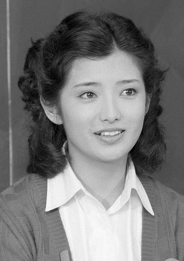 写真]山口百恵60歳 39年ぶりの自著になぜ予約が殺到するのか | 文春
