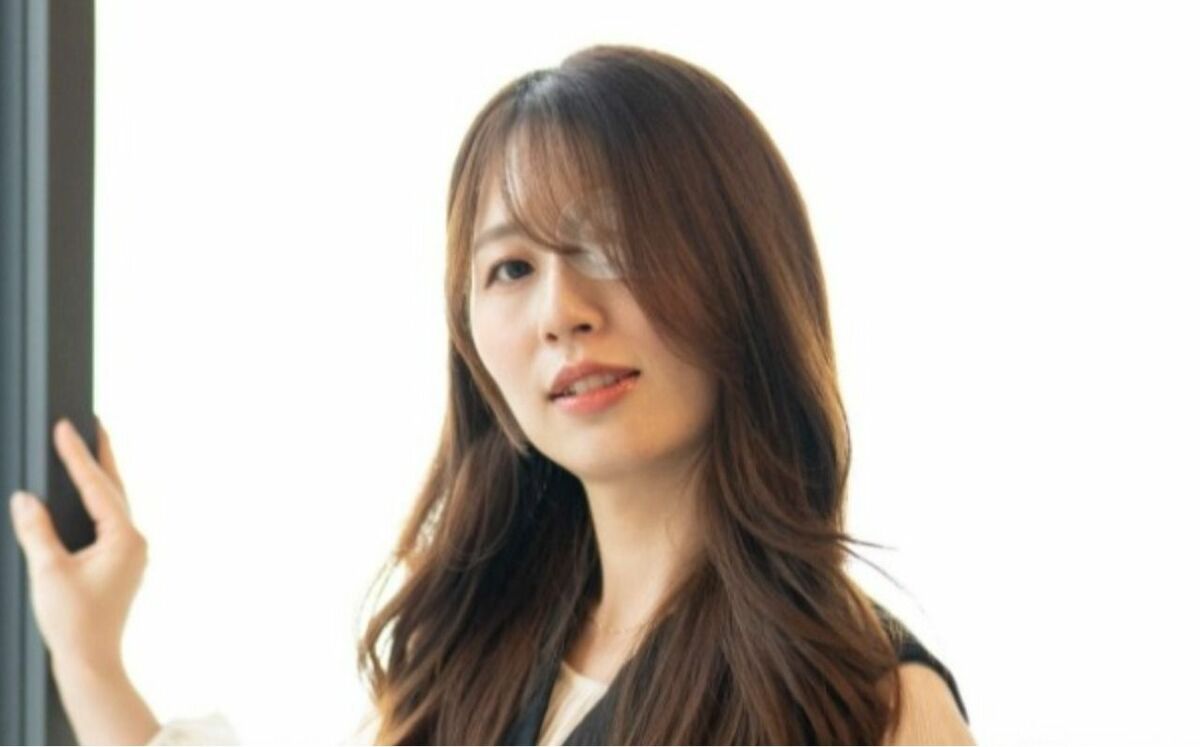 割れたグラスが刺さって19歳で左目を“ほぼ失明”→「片目シンガー」として歌手デビューした女性の姿に「とても素敵な方」「勇気をもらった」と反響相次ぐ | 文春オンライン