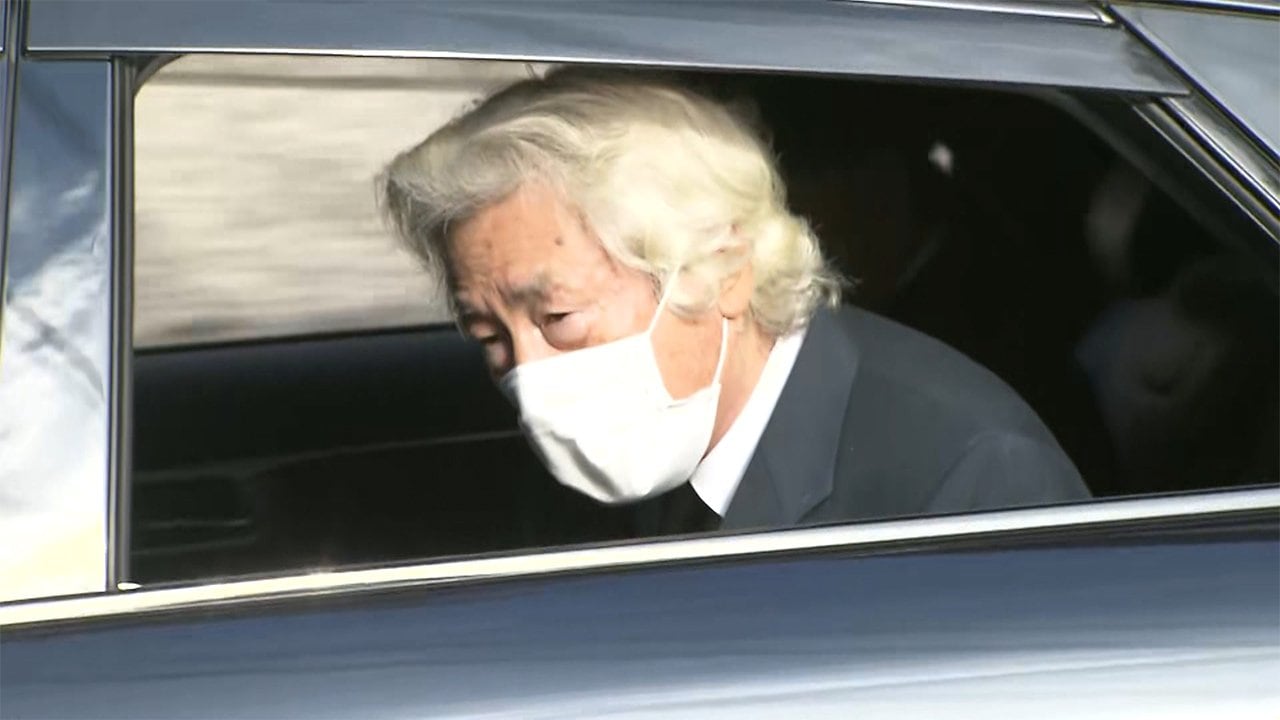 安倍さんは 穏やかな顔をしていた 安倍元首相の自宅には弔問客が続々 小泉元首相や森元首相も 文春オンライン