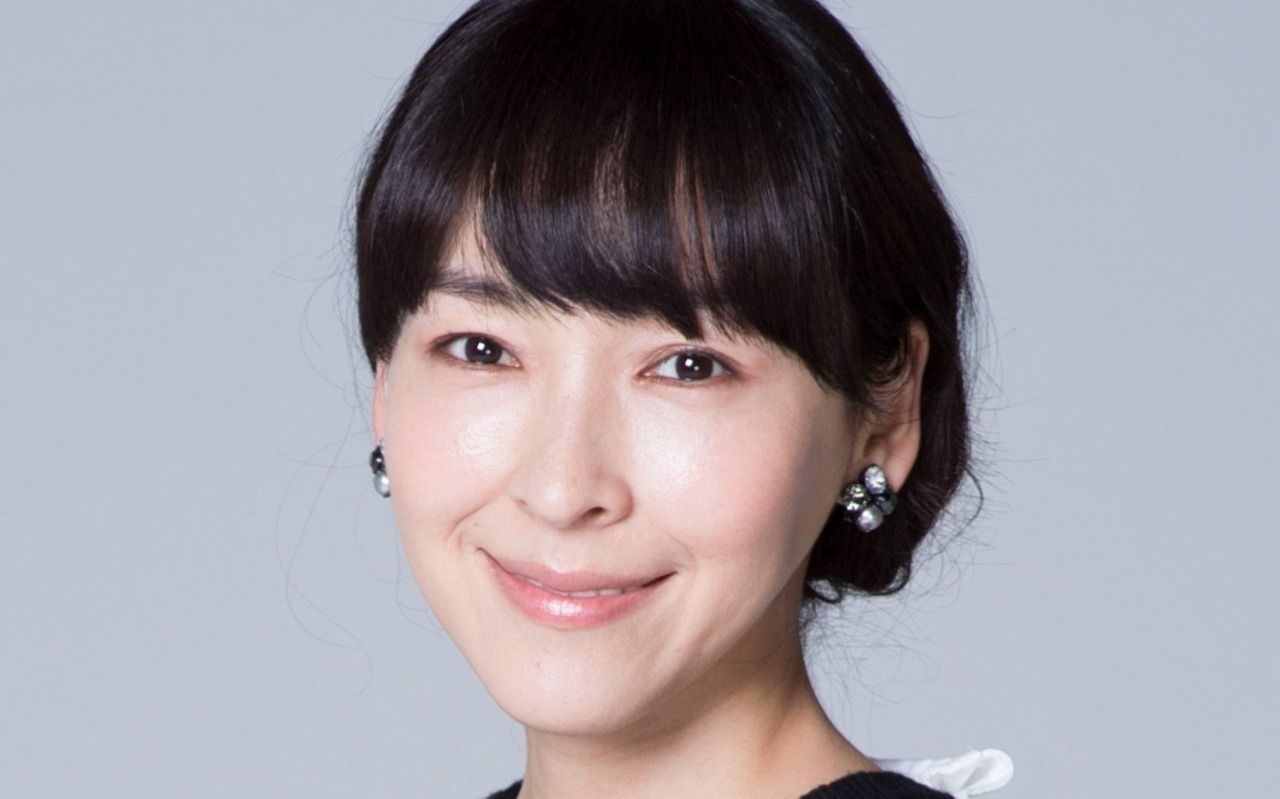 麻生久美子45歳に 10代で挑んだ「水中のヌード演技」、深夜ドラマでコメディの才能開花…役者人生を変えた“出会い” | 文春オンライン