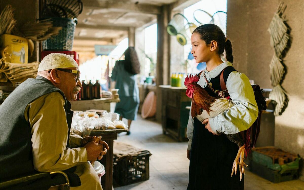 「もし断ったら、ひどい罰が待っている」9歳の少女がクジで引き当てた“大統領のケーキ係”…フセイン政権下のイラクで起きた「理不尽すぎるミッション」の全貌 『大統領のケーキ』を採点! | 文春オンライン
