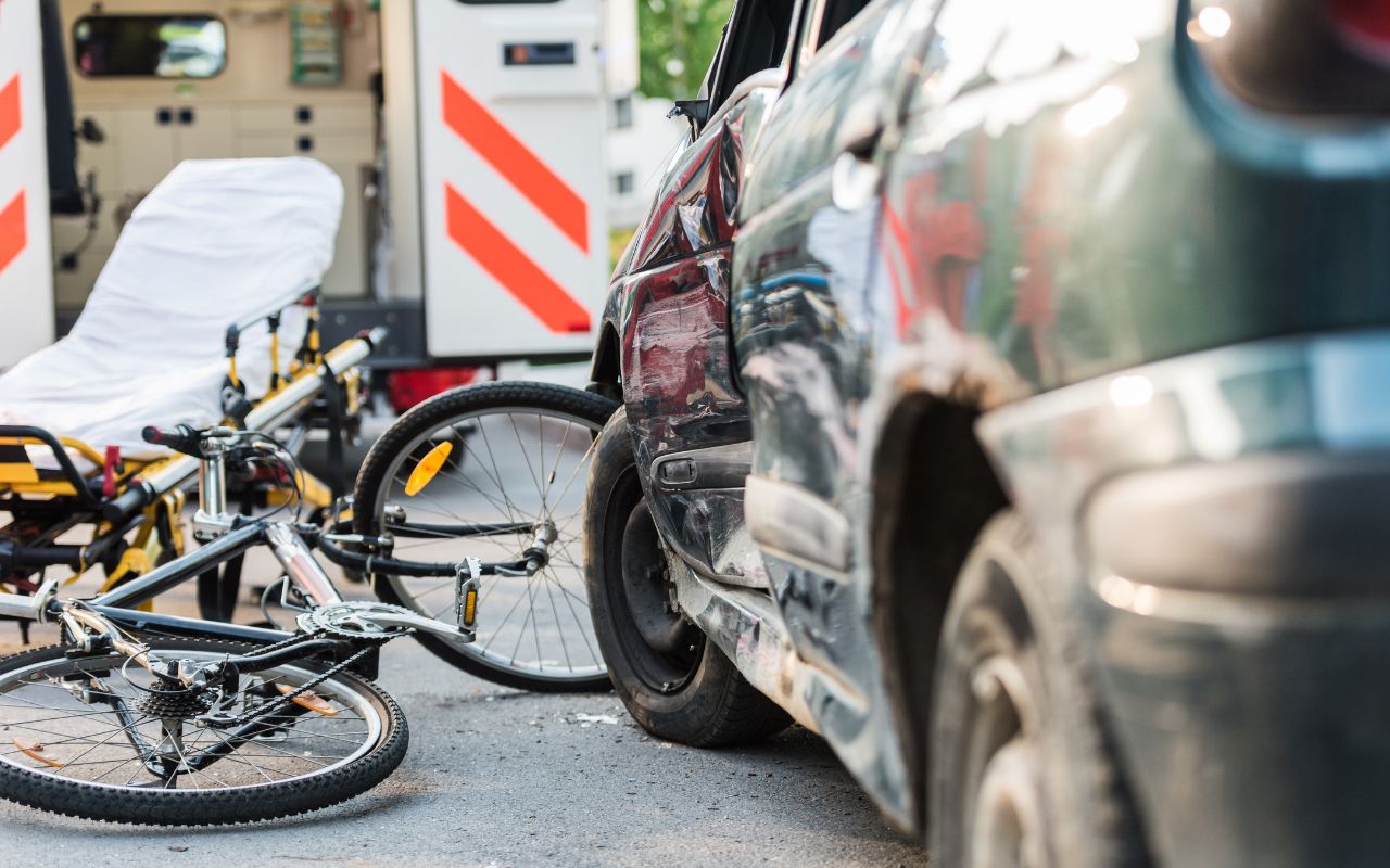 自転車 スマホ 車 ぶつかりそう 警察