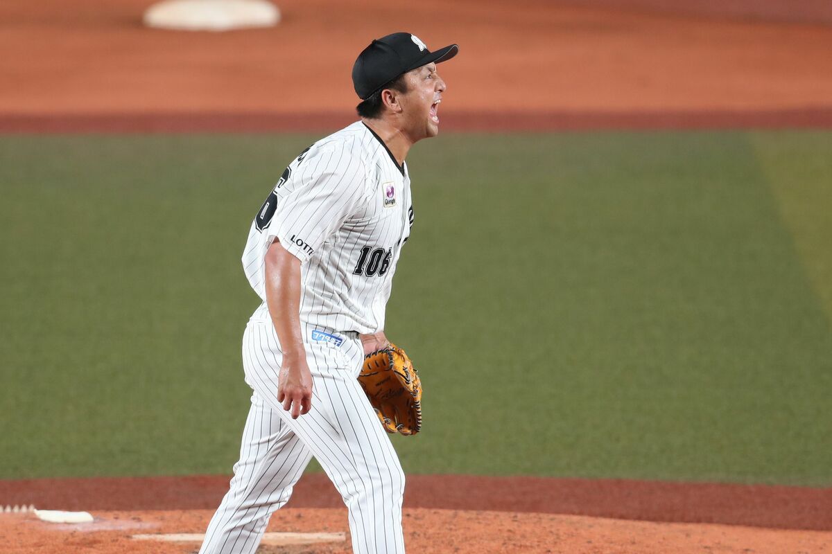 [写真]ロッテ・澤村拓一、初登板の舞台裏 『純朴でいい選手』原監督から井口監督に届いたメッセージ | 文春オンライン