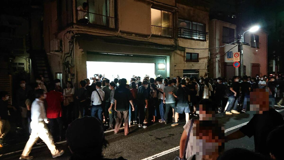 写真]「盗めるアート展」の一部始終 200人がつめかけ、開始1分で10作品