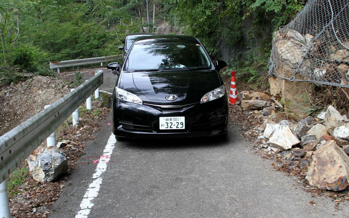 路面はボロボロ、斜面からは落石多数…日本屈指の「酷すぎる国道」を12