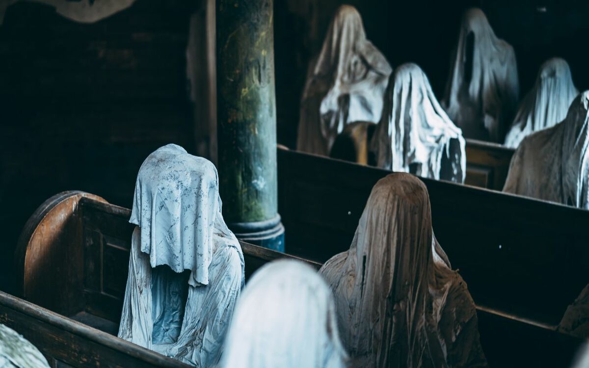 《厳選写真》死者を担いで踊る奇習、幽霊が蘇らせた小さな村の廃教会…各地を巡る写真家が目にした“奇妙すぎる世界” 文春オンライン