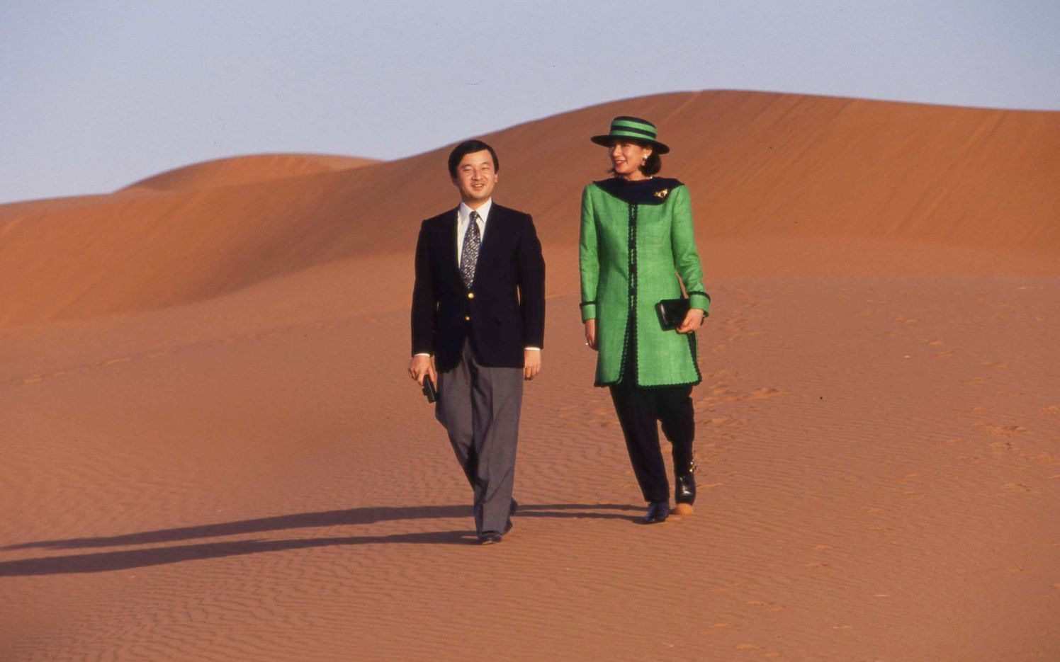 3ページ目 人前で手をつながない 天皇と雅子さまが 初めて カメラの前で手を触れ合わせた日 文春オンライン