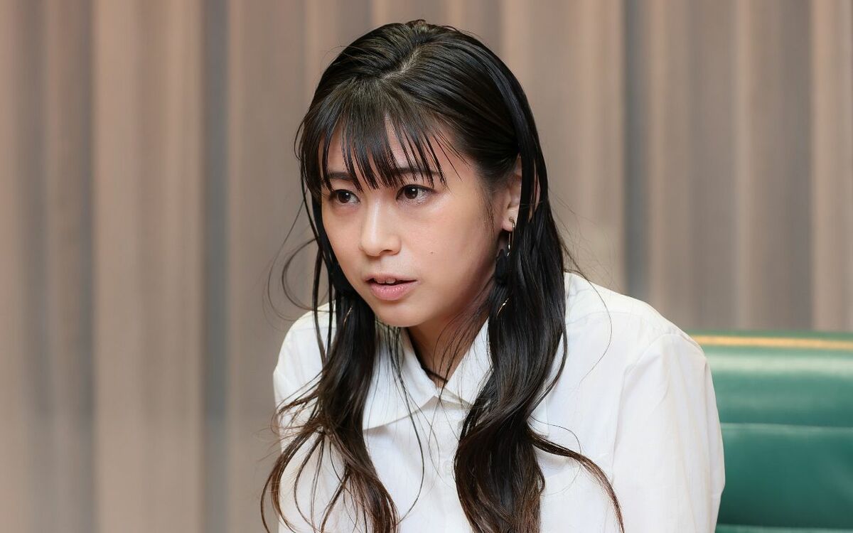 「霊がついている」と居酒屋のトイレで髪をザクッと…元グラドル・小阪由佳（40）が明かす「逆らえなかった」年上の占い師女性からの“精神的支配” | 文春オンライン