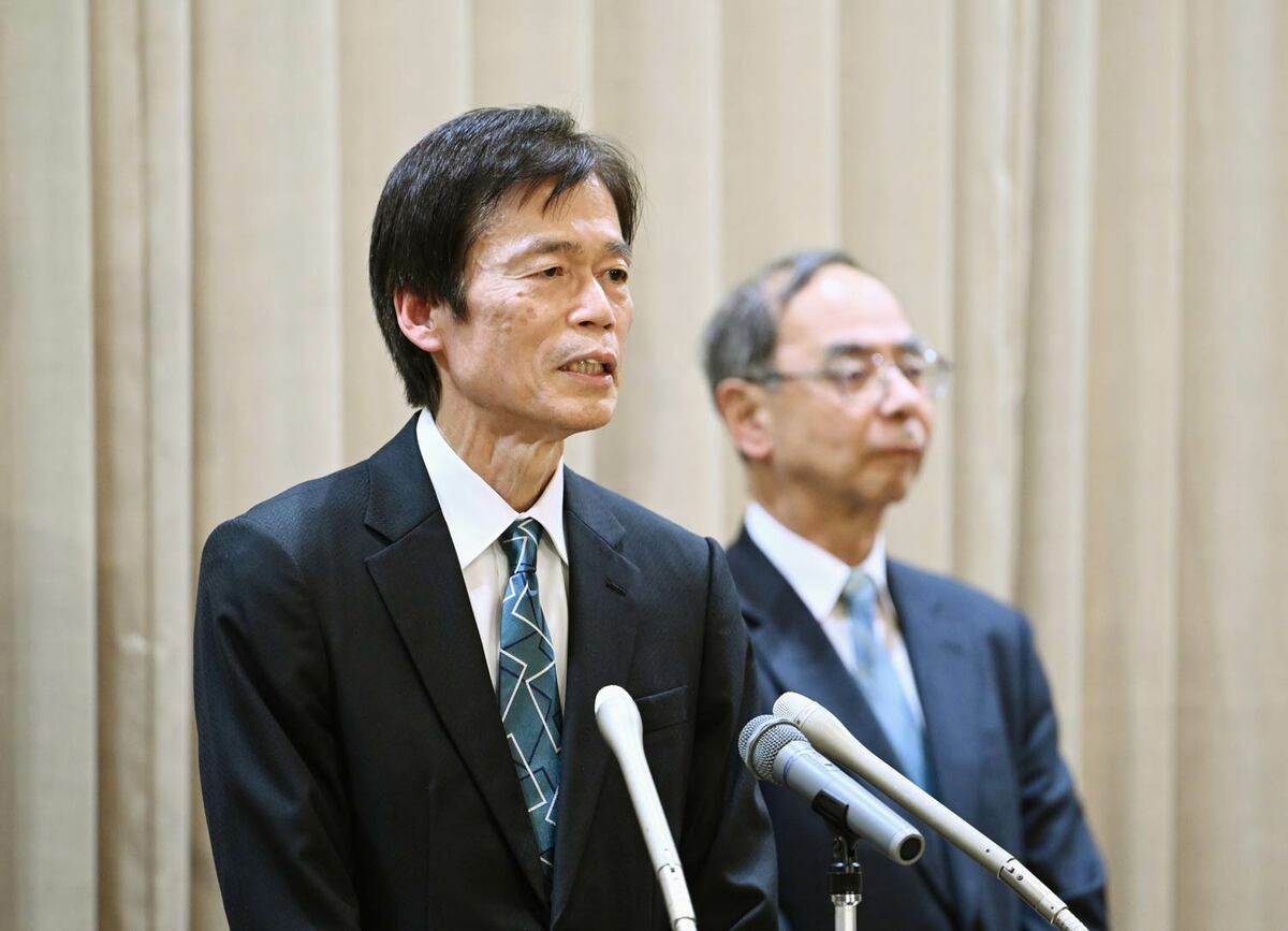 写真]「主催者（政府）の意向です」昭和100年記念式典“天皇のおことば