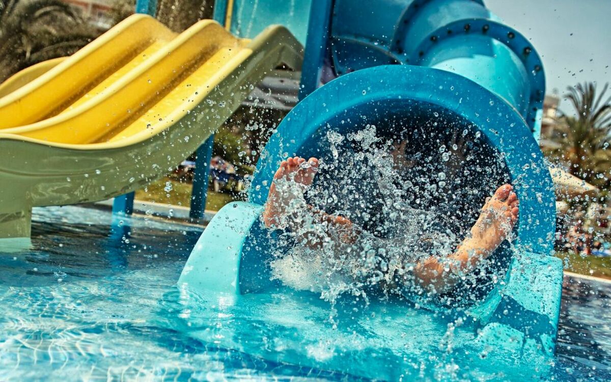 プールサイドで息子を見失い、気がついたら…真夏のプールで起きた“ヒヤリ体験” 文春オンライン