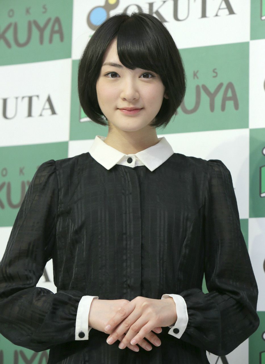 乃木坂卒業 生駒里奈 猫背の少女がセンターを務めるまで 文春オンライン