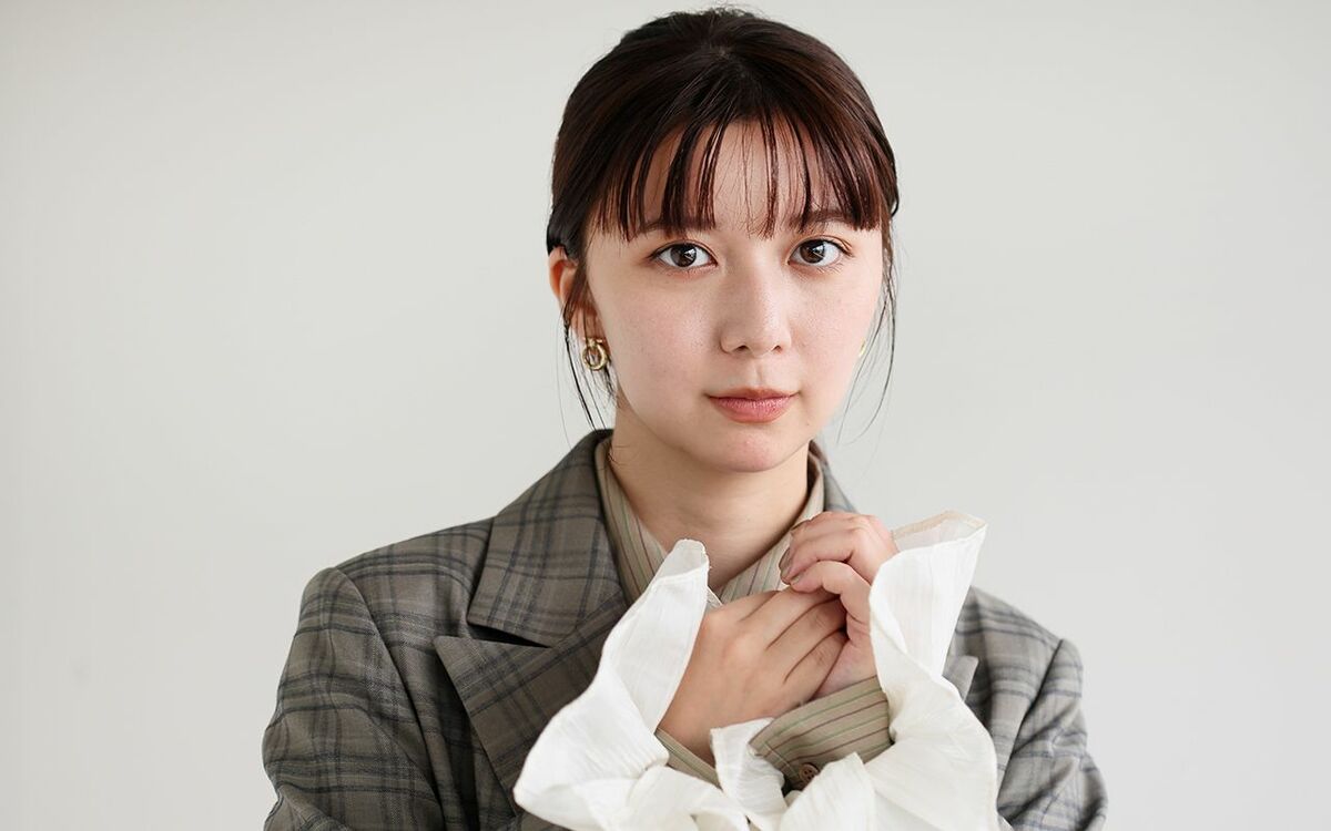 「最初は『できるわけがない』と頭が真っ白に…」「自宅でモップを振りまわして練習」上白石萌歌が満身創痍で“初めての経験”に挑んだ | 文春オンライン