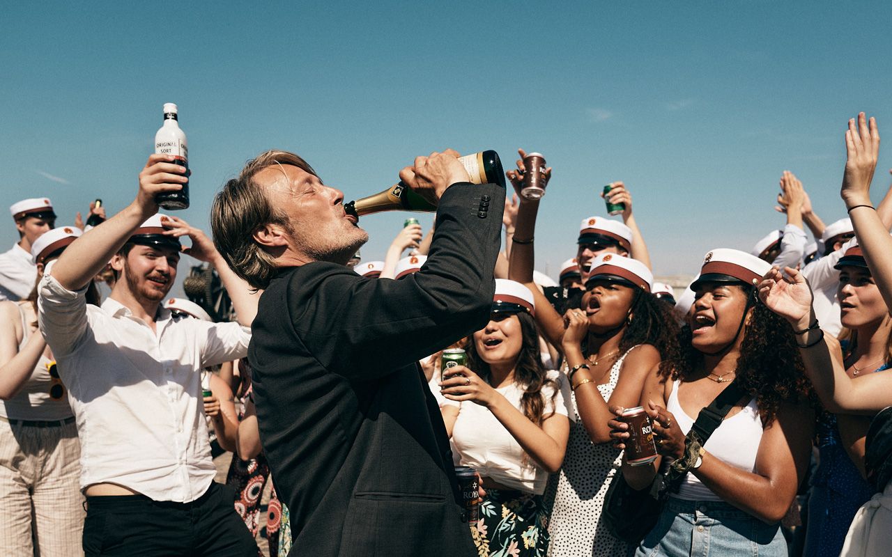 0 05 のアルコール濃度 最強説 デンマークの飲酒文化と 中年の危機 を描く アナザーラウンド を採点 文春オンライン