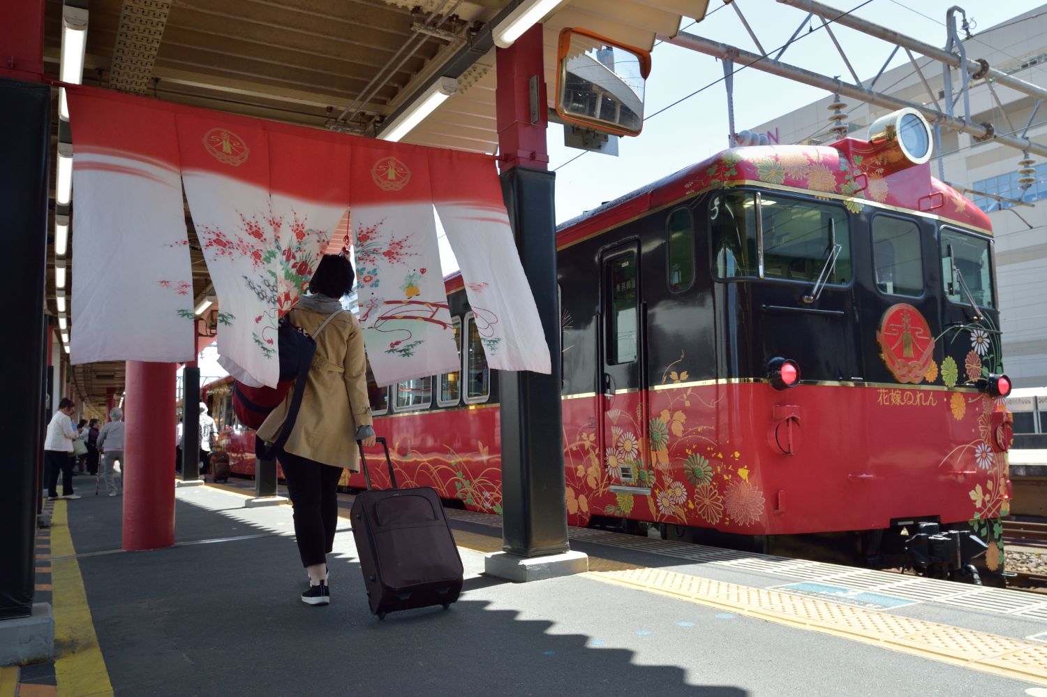 能登半島を走る みやび すぎる観光列車 花嫁のれん の演出とは 文春オンライン