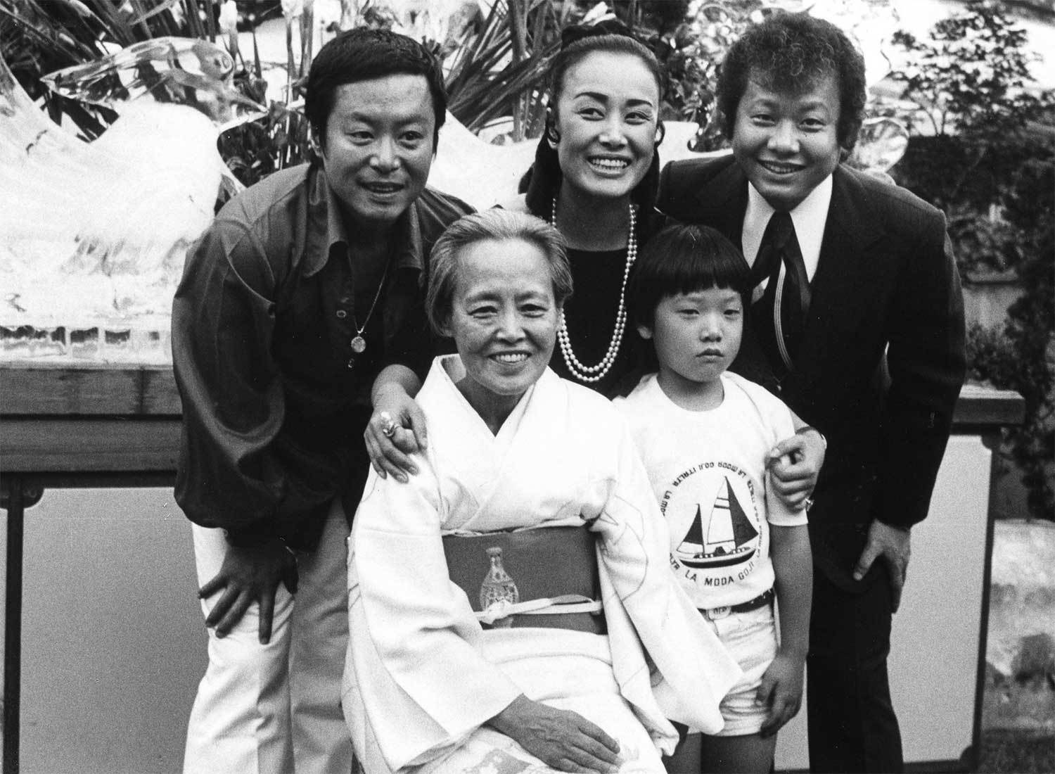 美空ひばり生誕80年 息子 加藤和也が語る パジャマ姿の母 文春オンライン