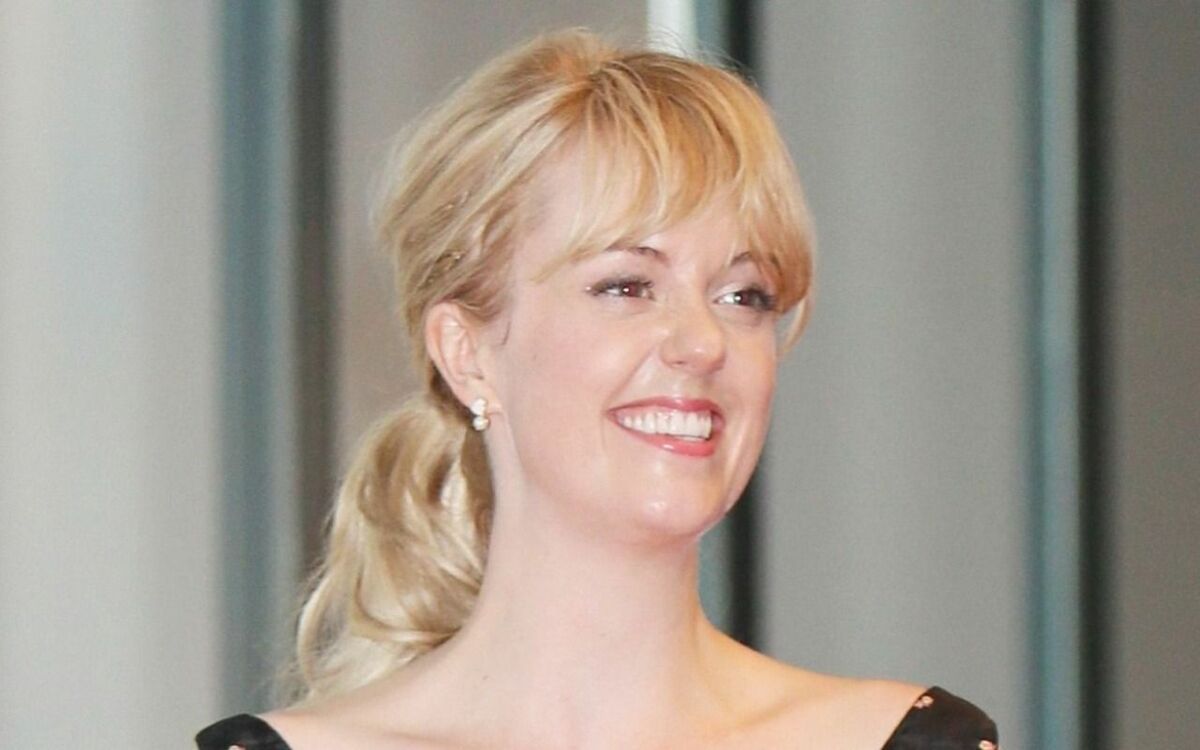 「お芝居をするのは5年ぶり」朝ドラで大ブレイクも、アメリカに帰国→活動休止していた…シャーロット・ケイト・フォックス（40）の“波乱万丈の11年” | 『ばけばけ』を読む | 文春オンライン