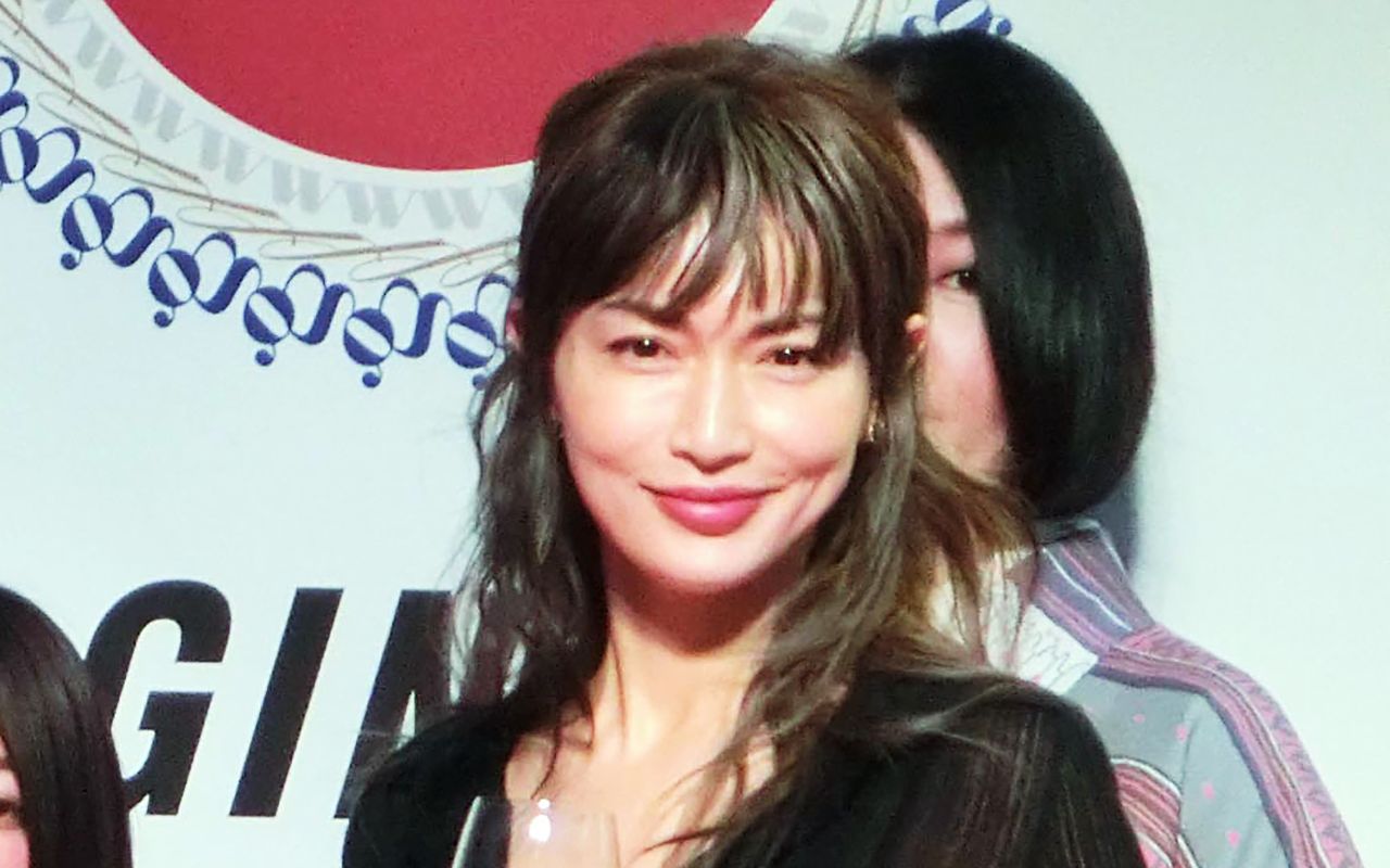 離婚発表 長谷川京子43歳 露出 の多い私生活 夫 新藤晴一には かあちゃん と呼ばれ 文春オンライン