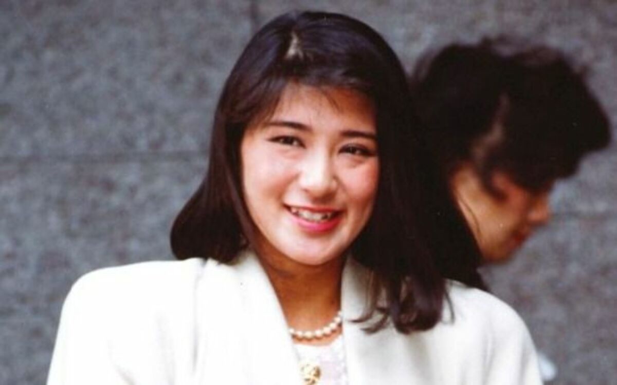 雅子さまは純白のコートに真珠を合わせて…外交官の才媛から皇太子妃へ