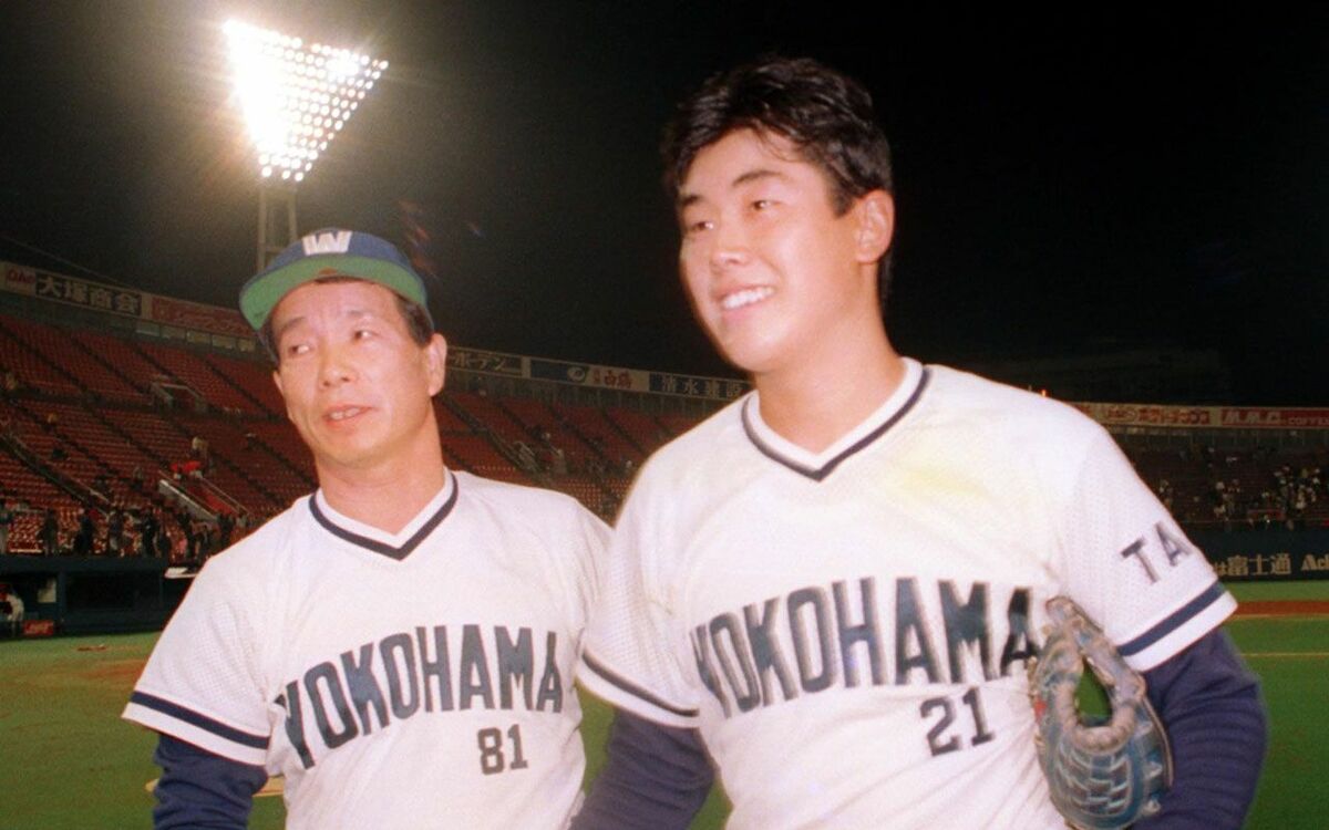 【限定品】シリアル入り サイン入り記念写真 古葉竹識監督優勝胴上げ 広島市民球場 限定品】シリアル入り サイン入り記念写真 古葉竹識監督優勝