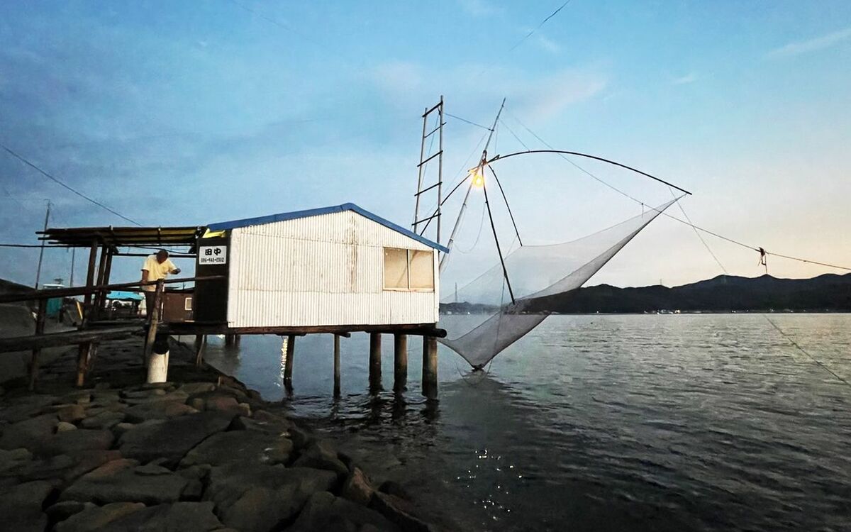 海岸沿いにポツンとたたずむ“謎の小屋”…岡山県が誇る珍マリンレジャー