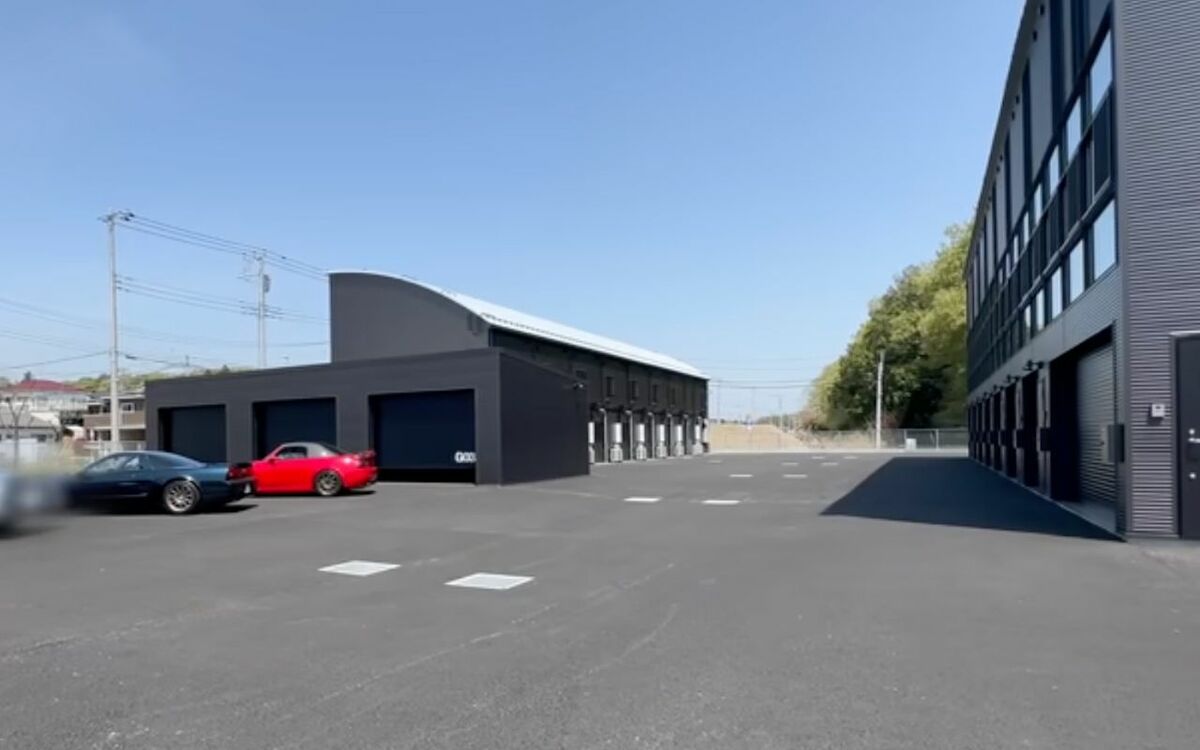 《敷地面積600坪》「趣味を中心に暮らせる物件」車好きが集う国内最大級の“ガレージハウス群”を内見してみた! | 文春オンライン