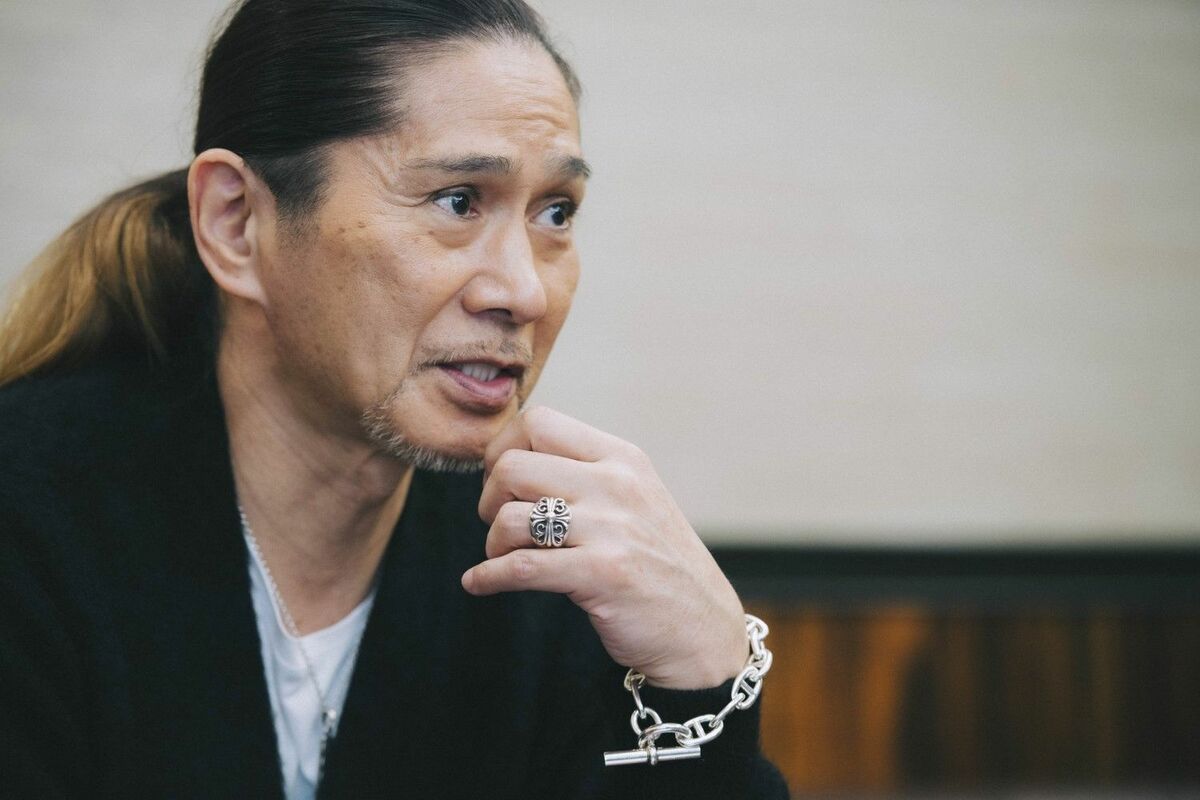 [写真](2ページ目)TRFのSAMが60歳に「25まで親の扶養家族でした」男兄弟は全員医者の名家からアイドルデビューした“知られざる半生 ...