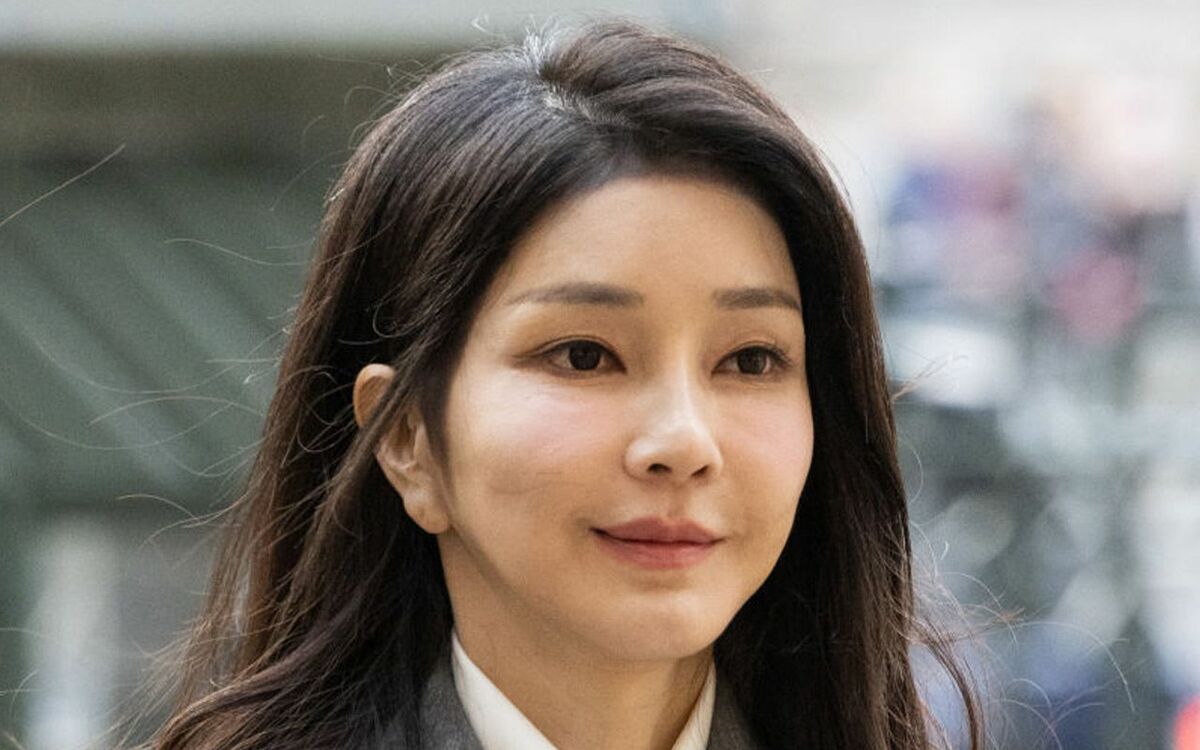 彼女のあだ名は「顔も経歴もすべて真実がない女」…韓国で「美しすぎる大統領夫人」が叩かれまくるワケ | 文春オンライン