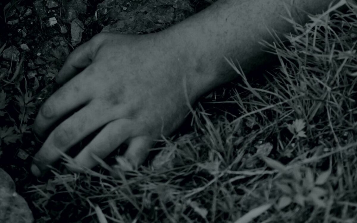 死んでますよね 訪れた山奥で 中年男性の遺体を見つけて 大学生4人組を待ち受けた さらなる恐怖 とは 文春オンライン