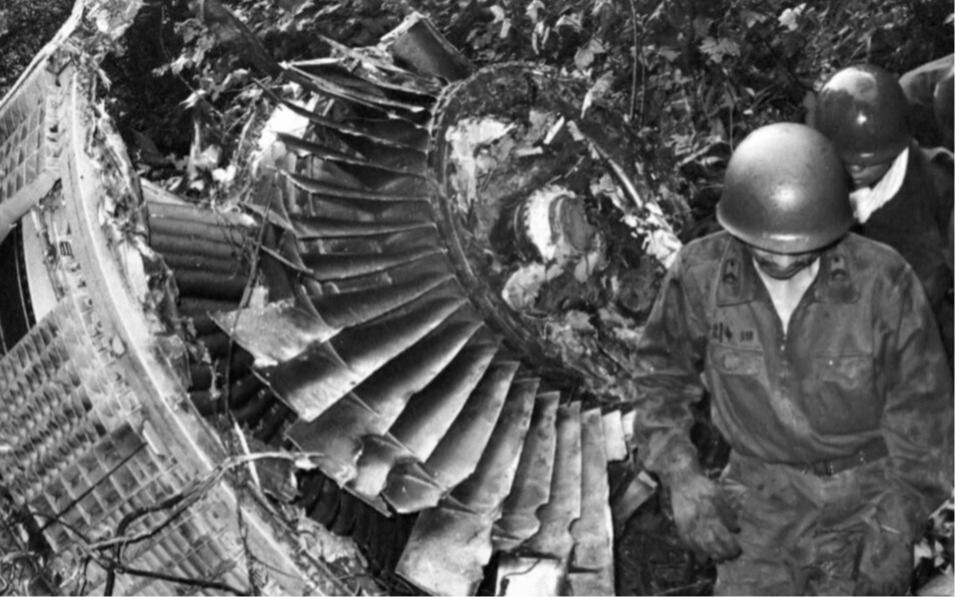 飛行機はグシャグシャ、弁当を食べようとしたら足元に「人間のちぎれた