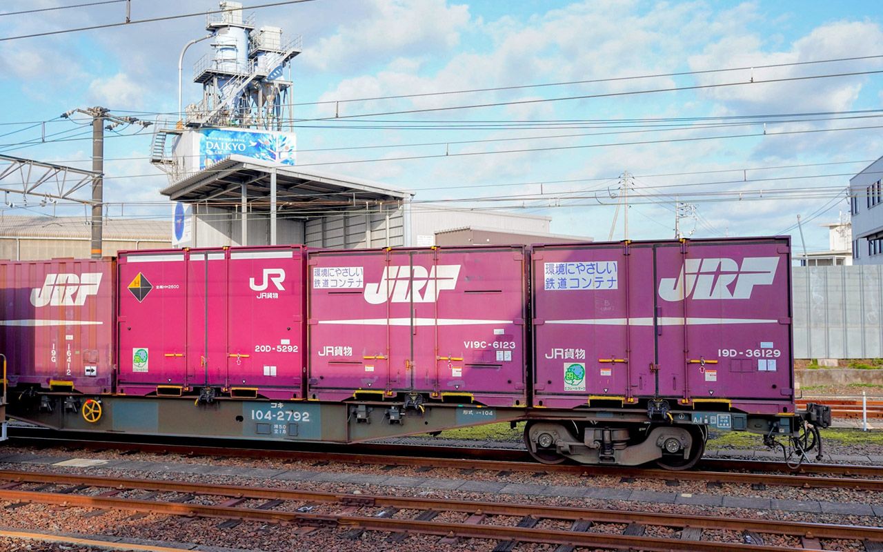 昼間に見かけたら、かなりラッキー」なぜ貨物列車は、都心部でほとんど 