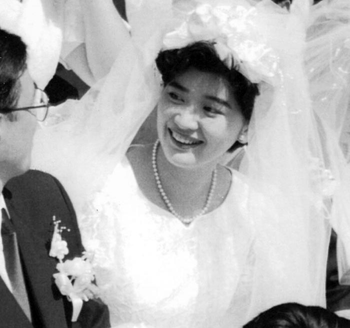 統一教会 1800組合同結婚式　実録フィルム　16㎜ 写真]式の日はカップルで尻を叩き合い、初夜は女性上位で避妊は禁止