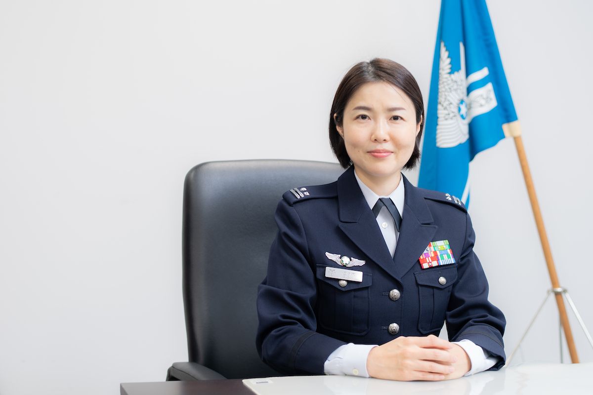 写真]「無理して戻ってこなくてもいい」育休明けのエリート女性自衛官を襲った「戦力外通告」の超残酷 | 文春オンライン