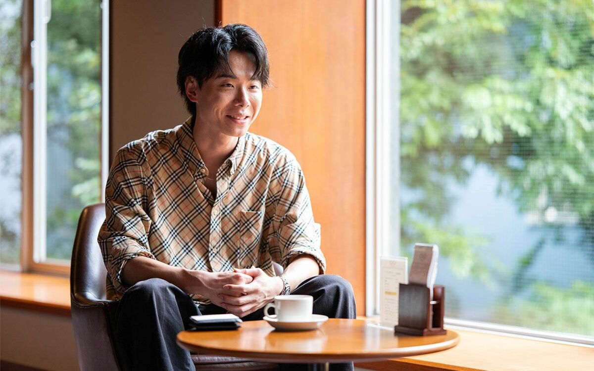 「年収1億円はウソ?」炎上した東大卒ハイスペ男チェンジャック(28)が明かすリアルな実生活…ソファーにズボン山積み、水道水をすする毎日とは | 文春オンライン