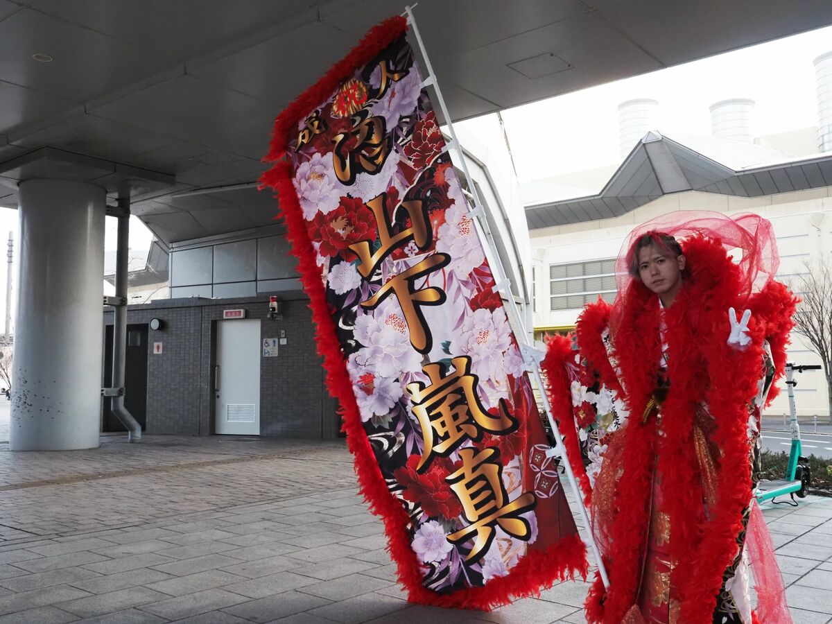 [写真](9ページ目)〈北九州〉後輩たちに囲まれながら成人式会場へ…仲間に愛される新成人の男性が描く意外すぎる”明るい家族計画” | 文春オンライン