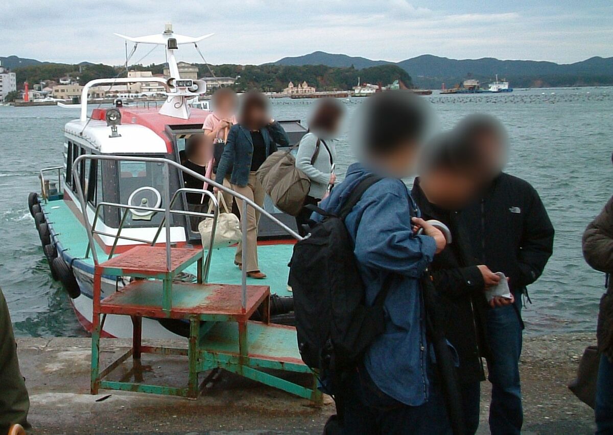 売春島　宴会　コンパニオン [写真](18ページ目)「“ヤバい島”から泳いで逃げた」200万で売られた17歳少女が暮らした「借金返済まで絶対に出られない雑魚寝部屋」――2020  BEST5 | 文春オンライン