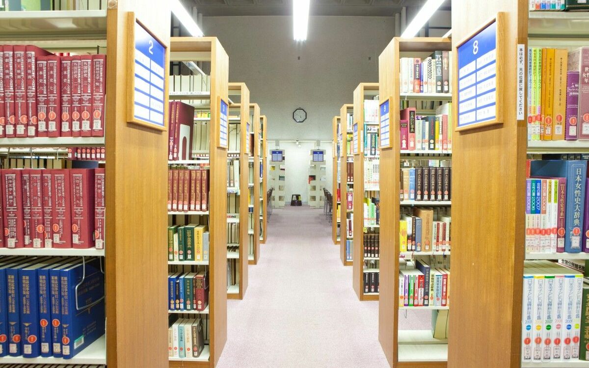 「うすぐらい」「さむい」「時代遅れ」なだけじゃない…若者が図書館に寄り付かない“リアルな理由”とは《本好きには見えない“残酷な真実”》 | 文春オンライン